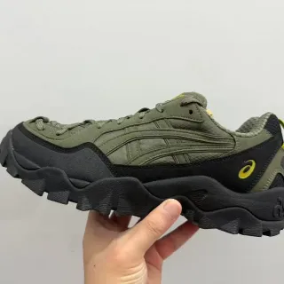 ASICS أخضر عسكري أسود كعب خشن طبقة علوية اصطناعية أحذية رياضية أسلوب حياة
