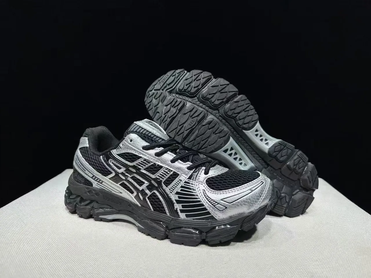 ASICS Gel-Kayano Chaussures de course argentées et noires 2