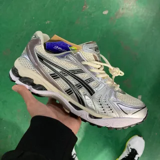 ASICS Silver Black Metallic Upper Tiger Stripe Overlay Running Shoes
