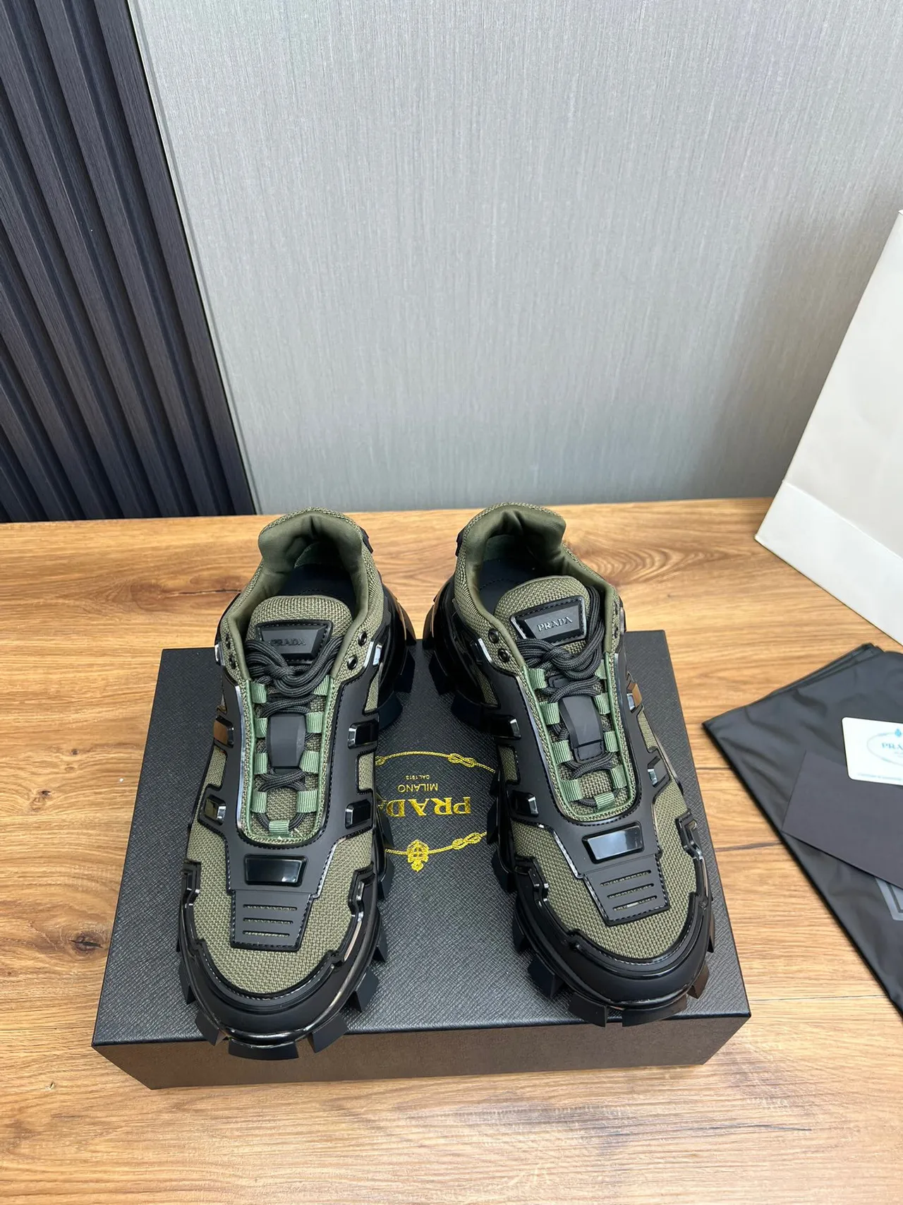 Balenciaga Zapatillas Chunky con suela negra, outsole con block-tread, color Army Green 2
