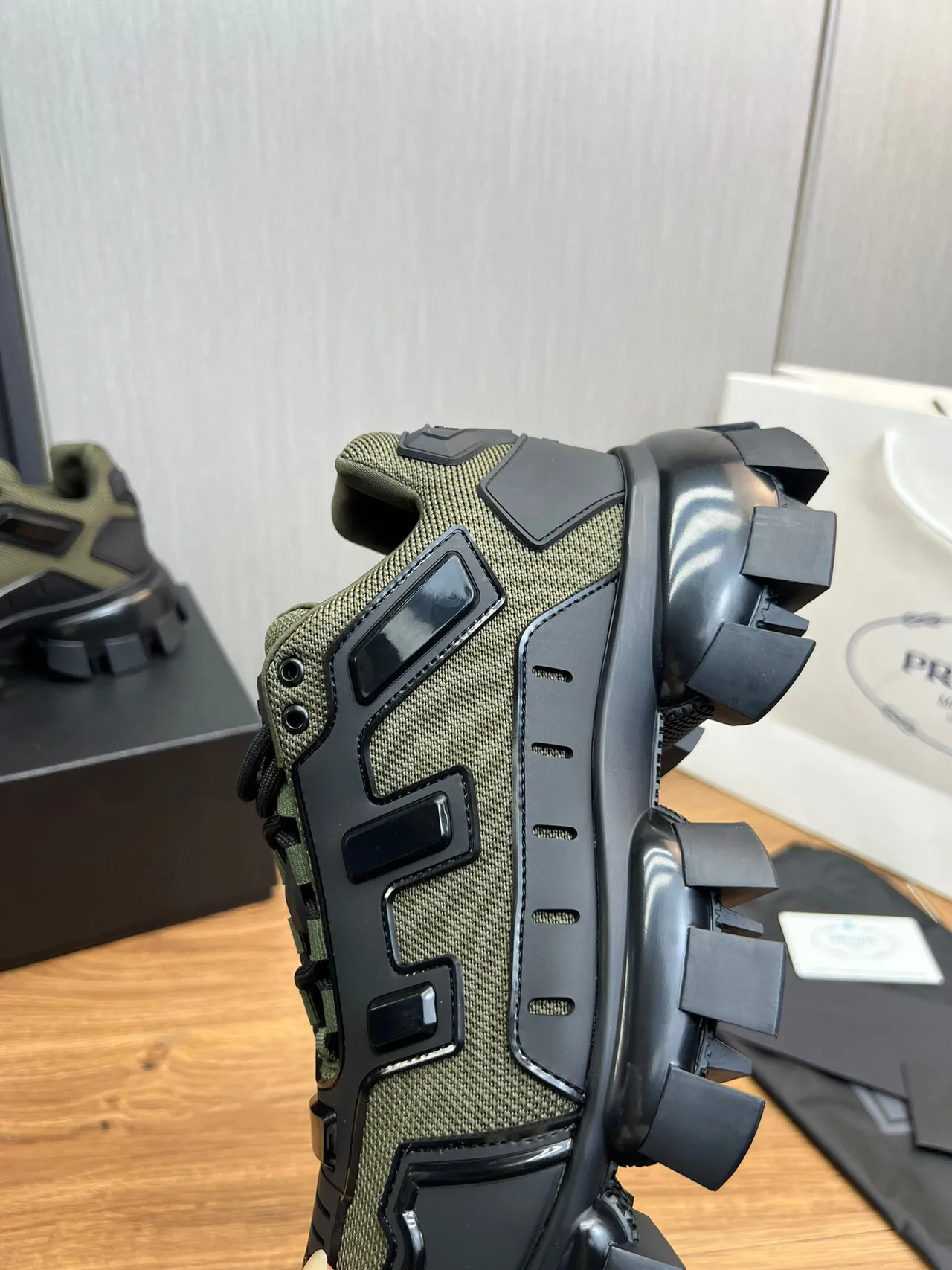 Balenciaga Zapatillas Chunky con suela negra, outsole con block-tread, color Army Green 3