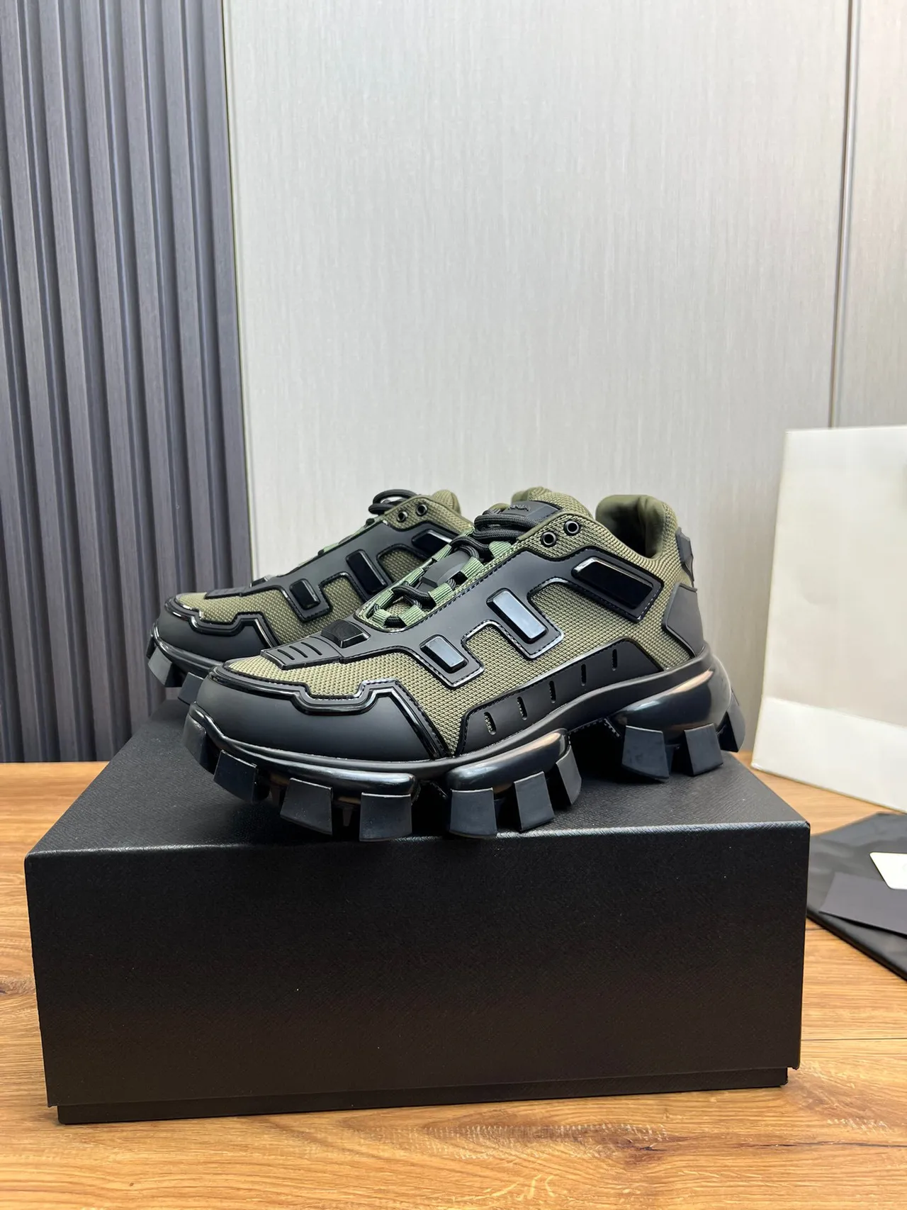 Balenciaga Zapatillas Chunky con suela negra, outsole con block-tread, color Army Green 4