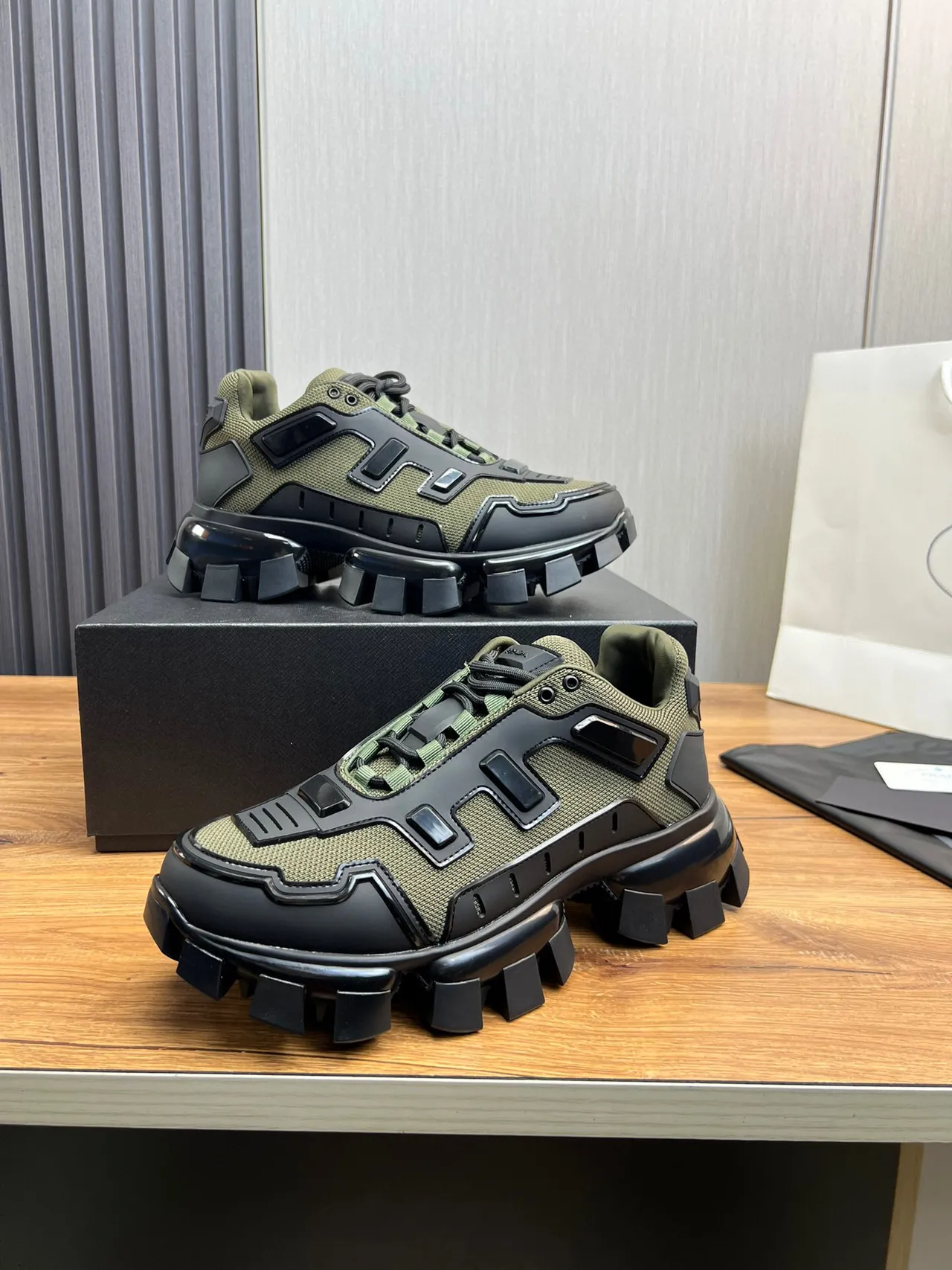 Balenciaga Zapatillas Chunky con suela negra, outsole con block-tread, color Army Green 5