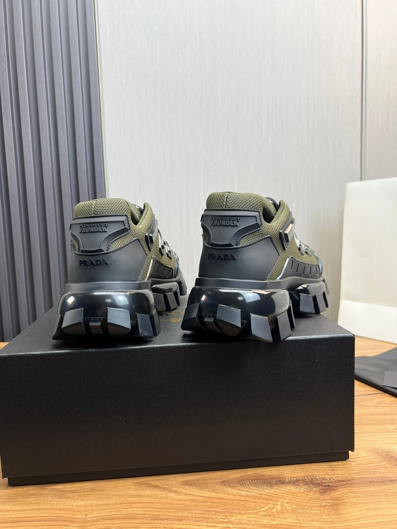 Balenciaga Zapatillas Chunky con suela negra, outsole con block-tread, color Army Green 6