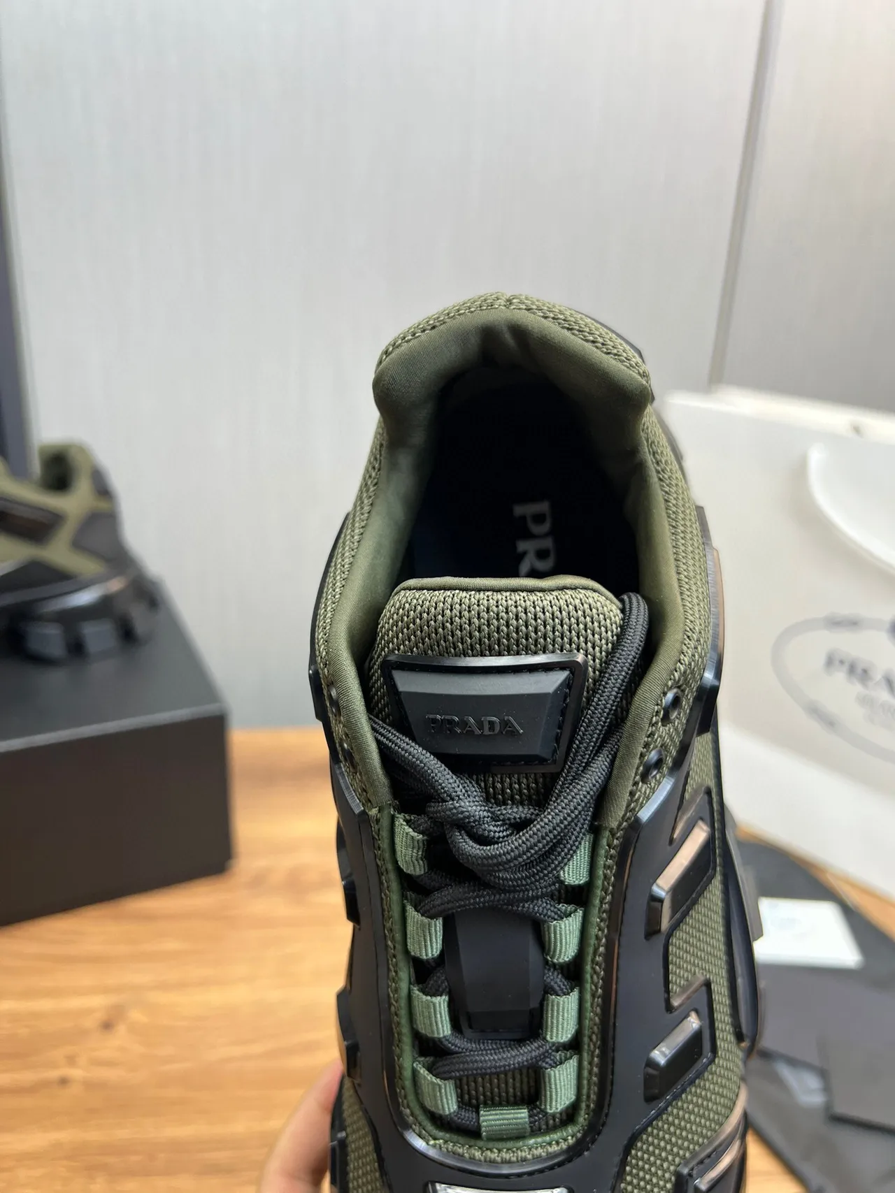 Balenciaga Zapatillas Chunky con suela negra, outsole con block-tread, color Army Green 7