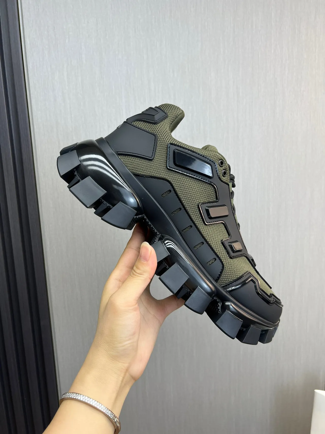 Balenciaga Zapatillas Chunky con suela negra, outsole con block-tread, color Army Green 8