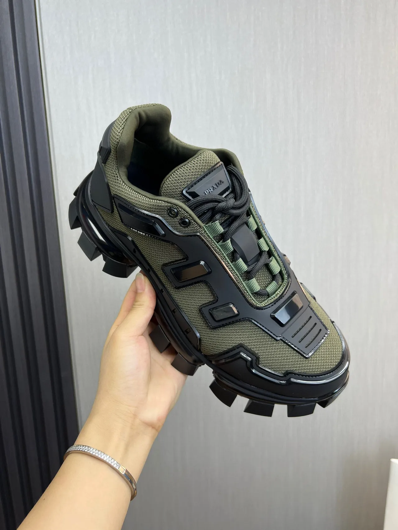 Balenciaga Zapatillas Chunky con suela negra, outsole con block-tread, color Army Green 9