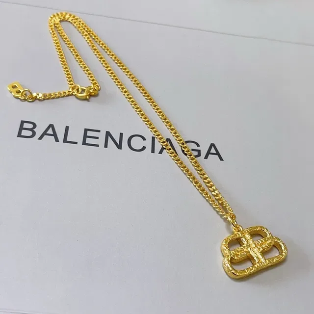 Balenciaga BB Interlocking Pendant Colar de corrente de ouro 4