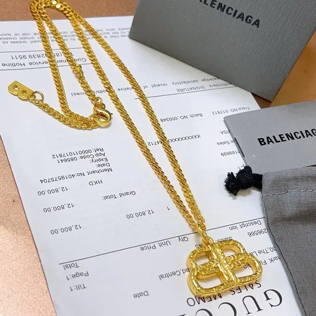 Balenciaga BB Interlocking Pendant Colar de corrente de ouro 6