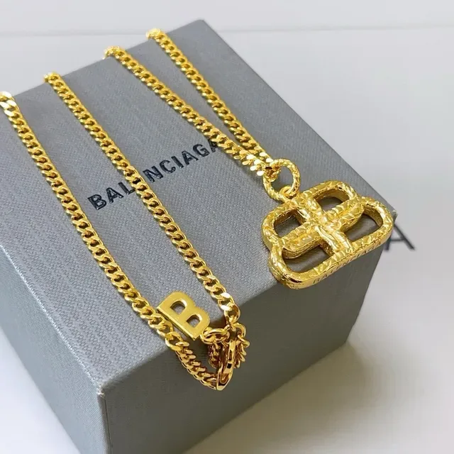 Balenciaga BB Interlocking Pendant Colar de corrente de ouro 7