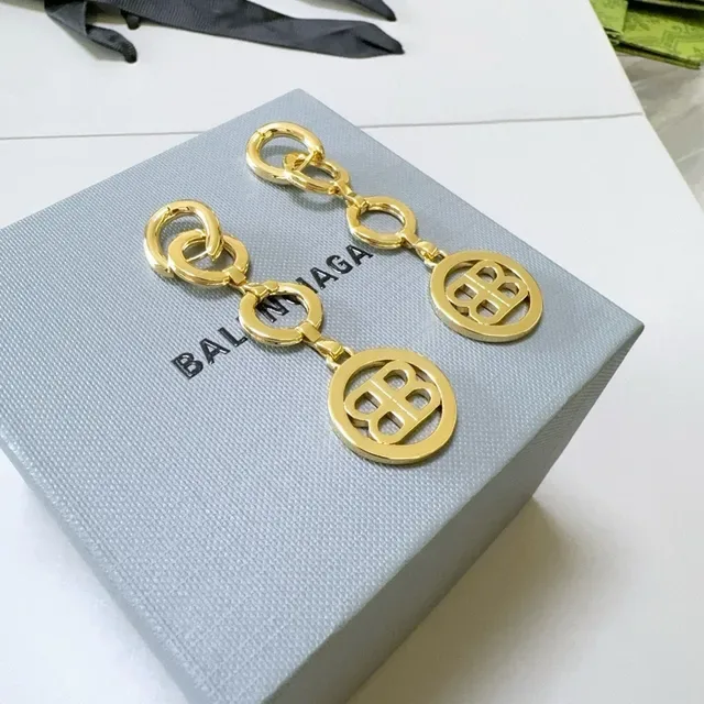 Balenciaga BB मفتاح ذهبي رمادي معدني شعار دائري تعويذة أقراط 3