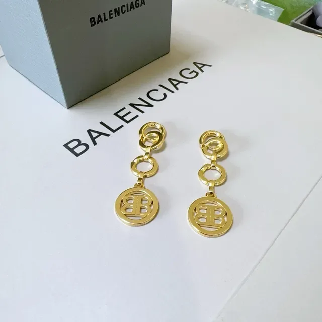 Balenciaga BB मفتاح ذهبي رمادي معدني شعار دائري تعويذة أقراط 4