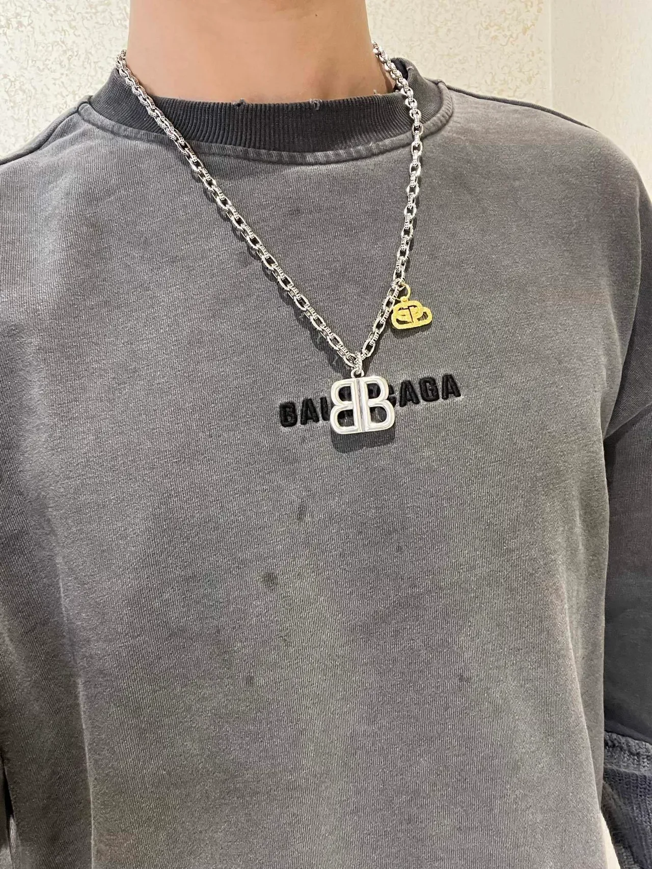 Colar Balenciaga BB Prata e Dourado Corrente com Logo Duplo-B 2