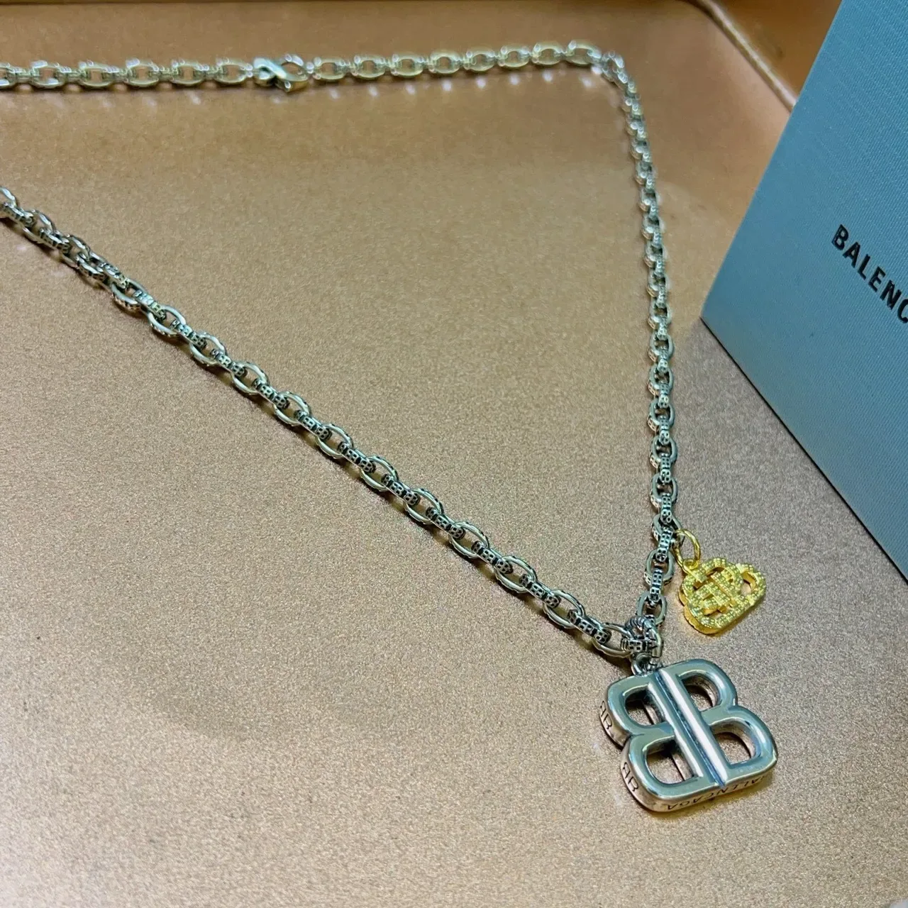Colar Balenciaga BB Prata e Dourado Corrente com Logo Duplo-B 3