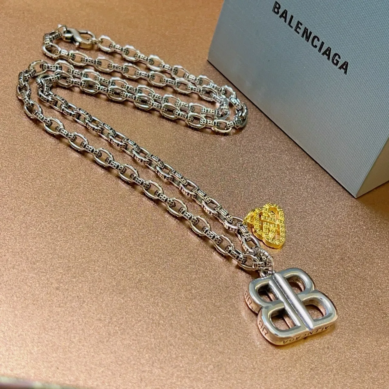 Colar Balenciaga BB Prata e Dourado Corrente com Logo Duplo-B 4