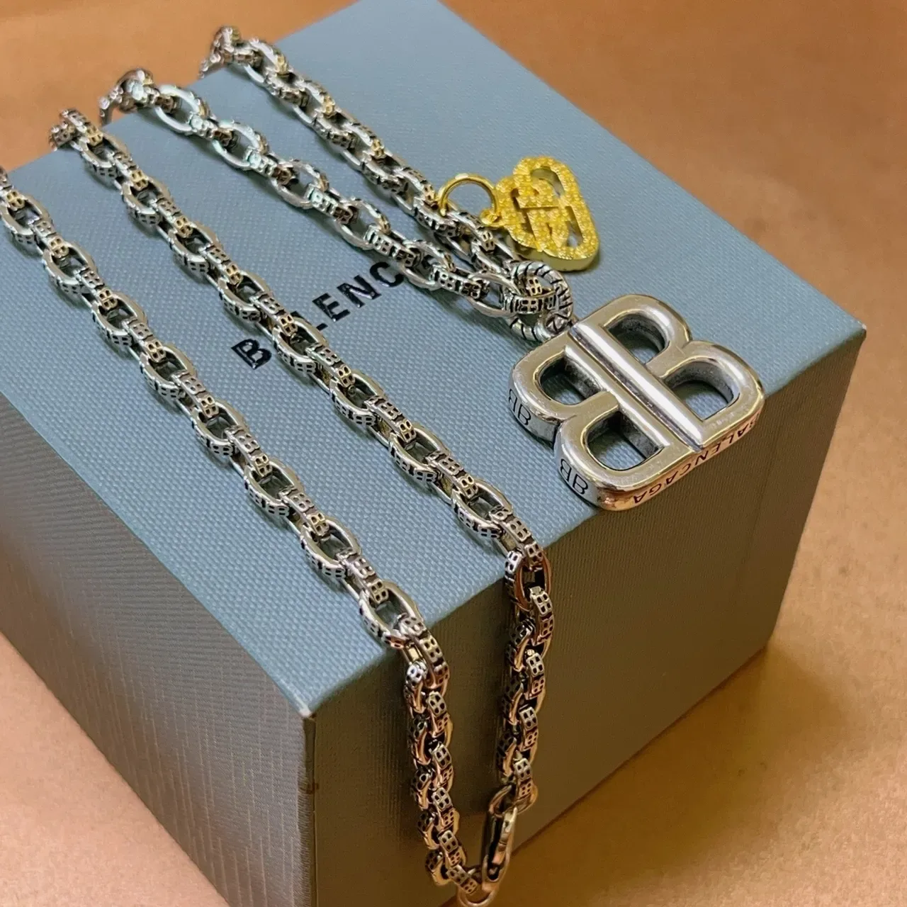 Colar Balenciaga BB Prata e Dourado Corrente com Logo Duplo-B 6
