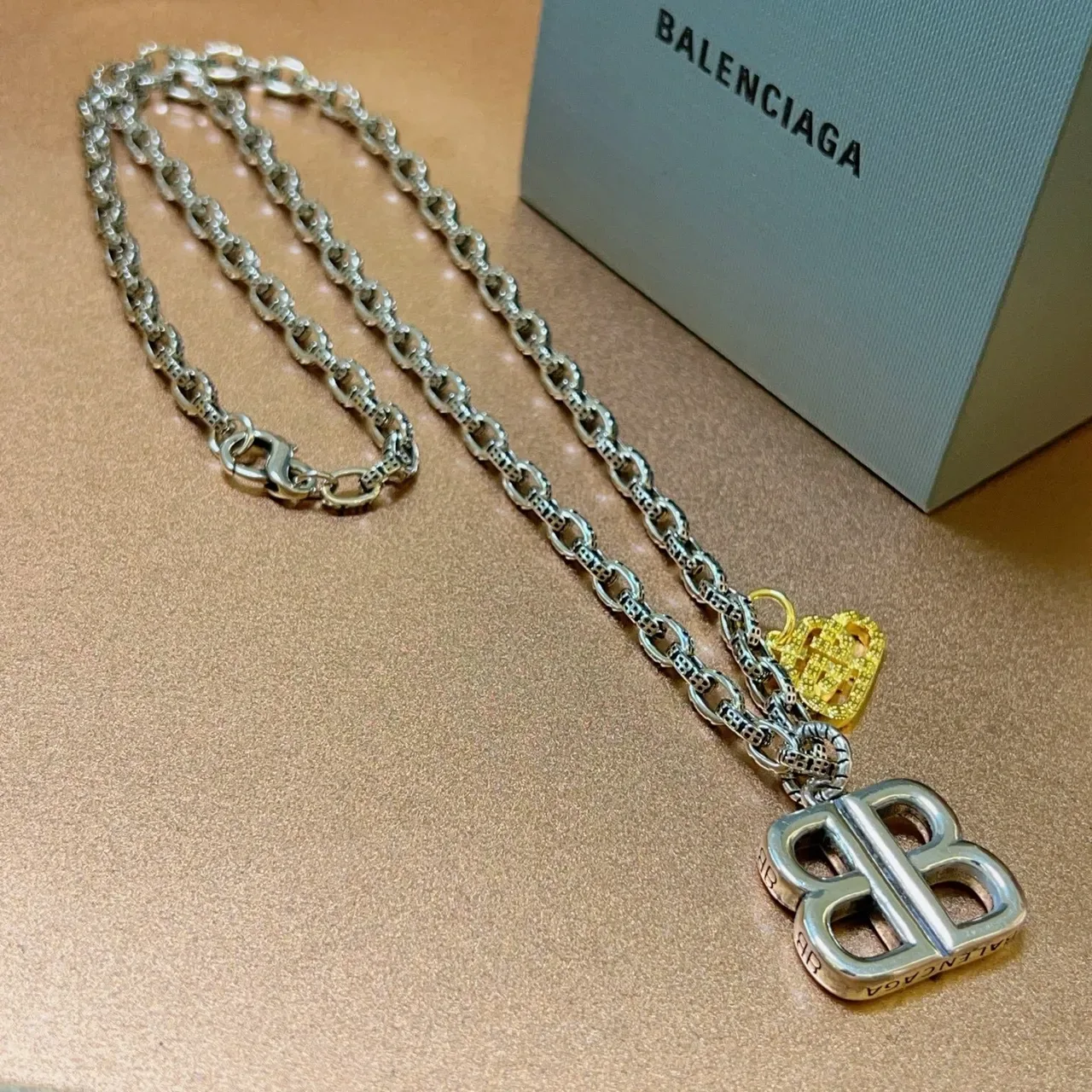 Colar Balenciaga BB Prata e Dourado Corrente com Logo Duplo-B 7