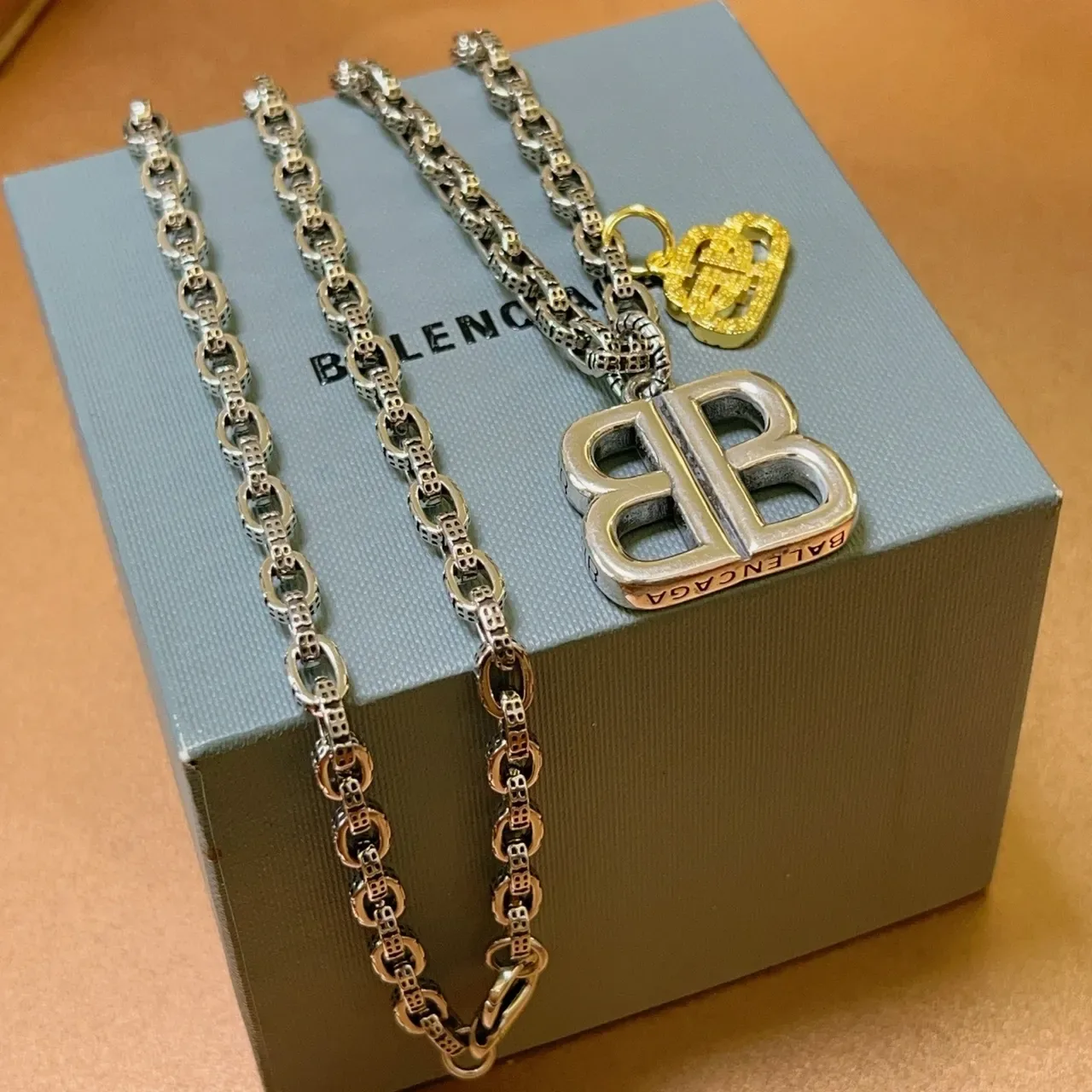 Colar Balenciaga BB Prata e Dourado Corrente com Logo Duplo-B 9