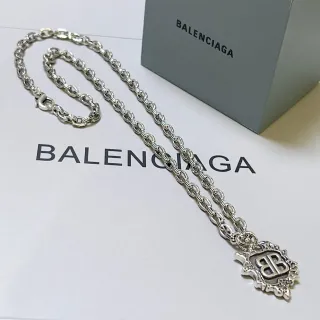 Balenciaga BB Collar con dije de cadena de escudo plateado ornamentado