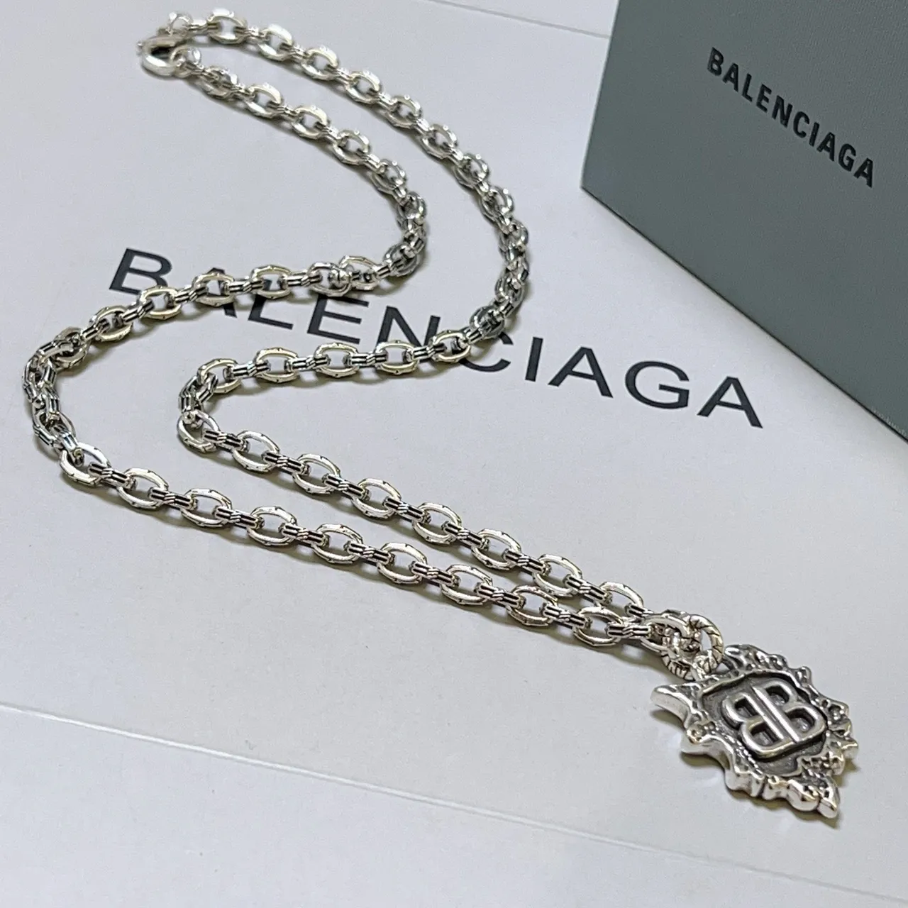 Balenciaga BB Colar com pingente de corrente de escudo prateado ornamentado 2