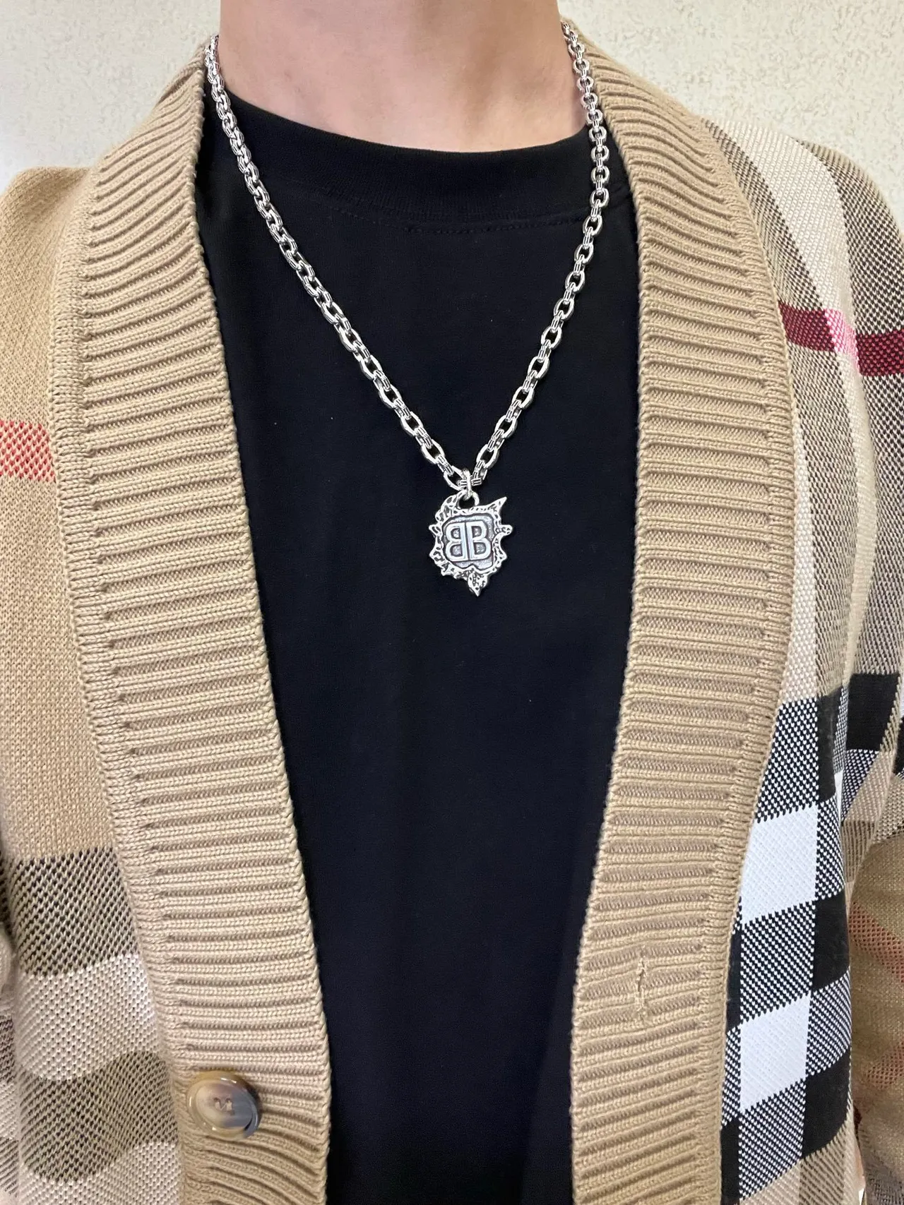 Balenciaga BB Colar com pingente de corrente de escudo prateado ornamentado 6