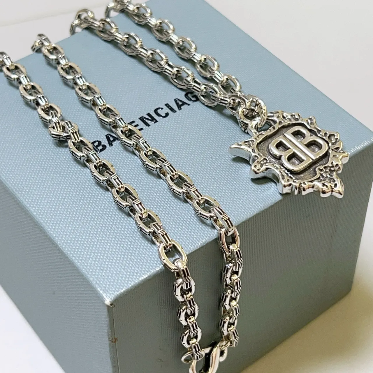 Balenciaga BB Colar com pingente de corrente de escudo prateado ornamentado 3