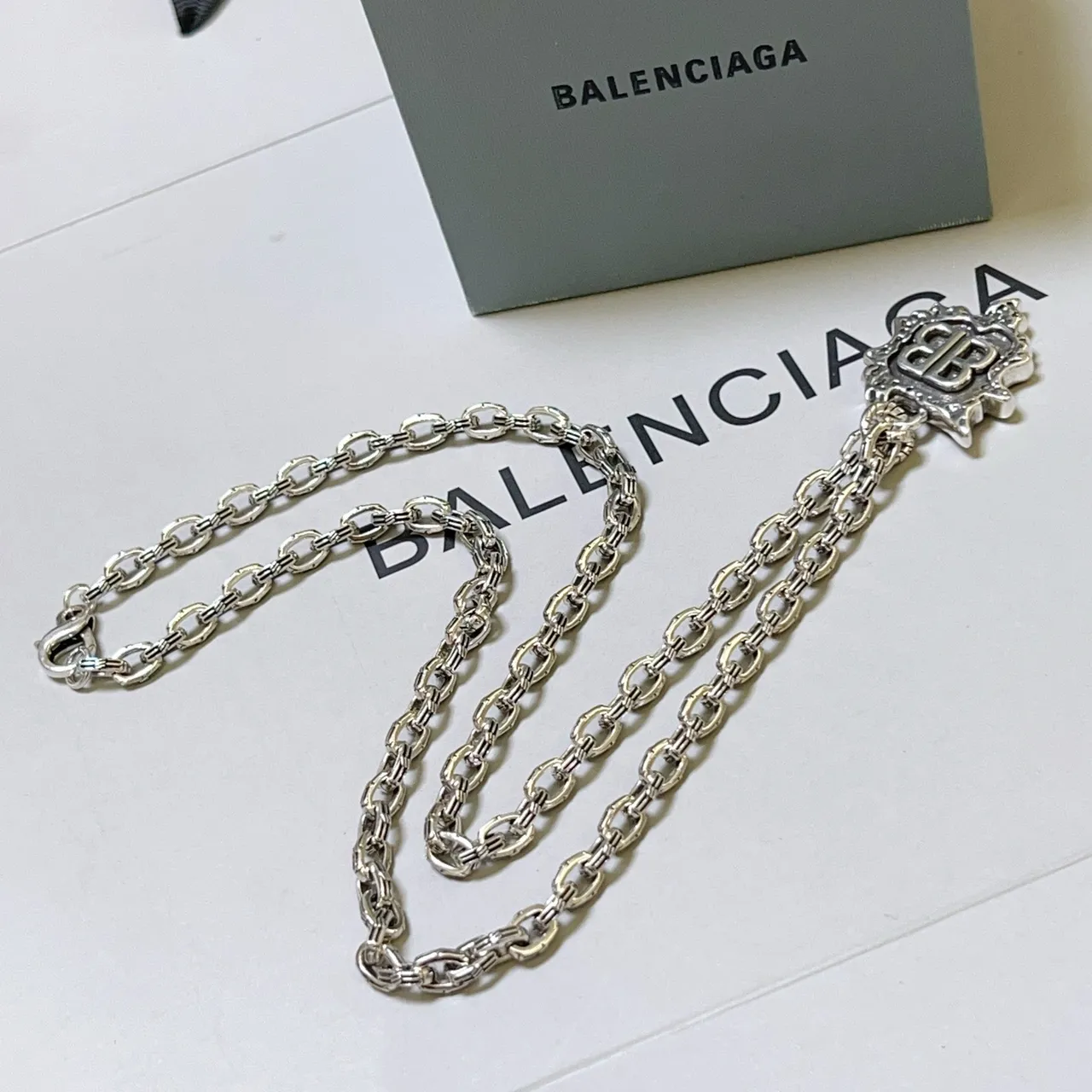 Balenciaga BB Colar com pingente de corrente de escudo prateado ornamentado 7