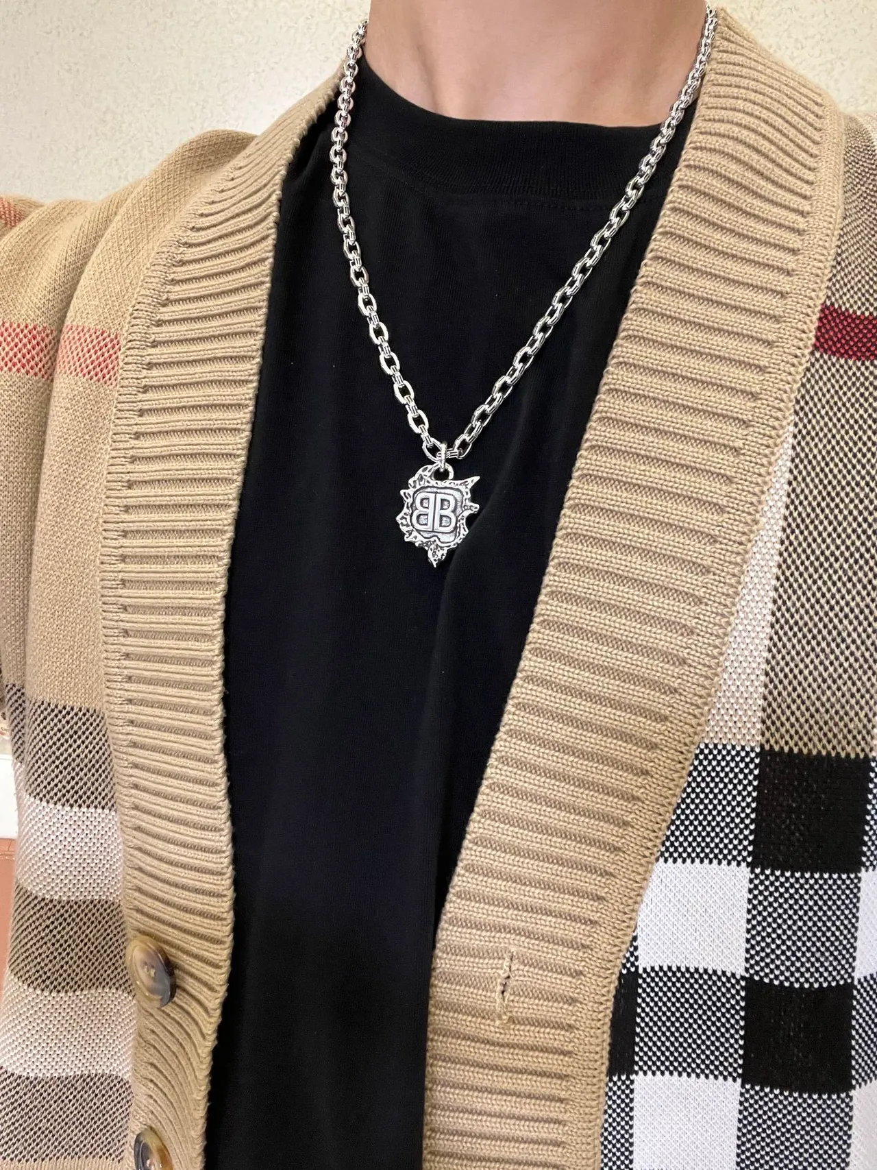 Balenciaga BB Colar com pingente de corrente de escudo prateado ornamentado 8
