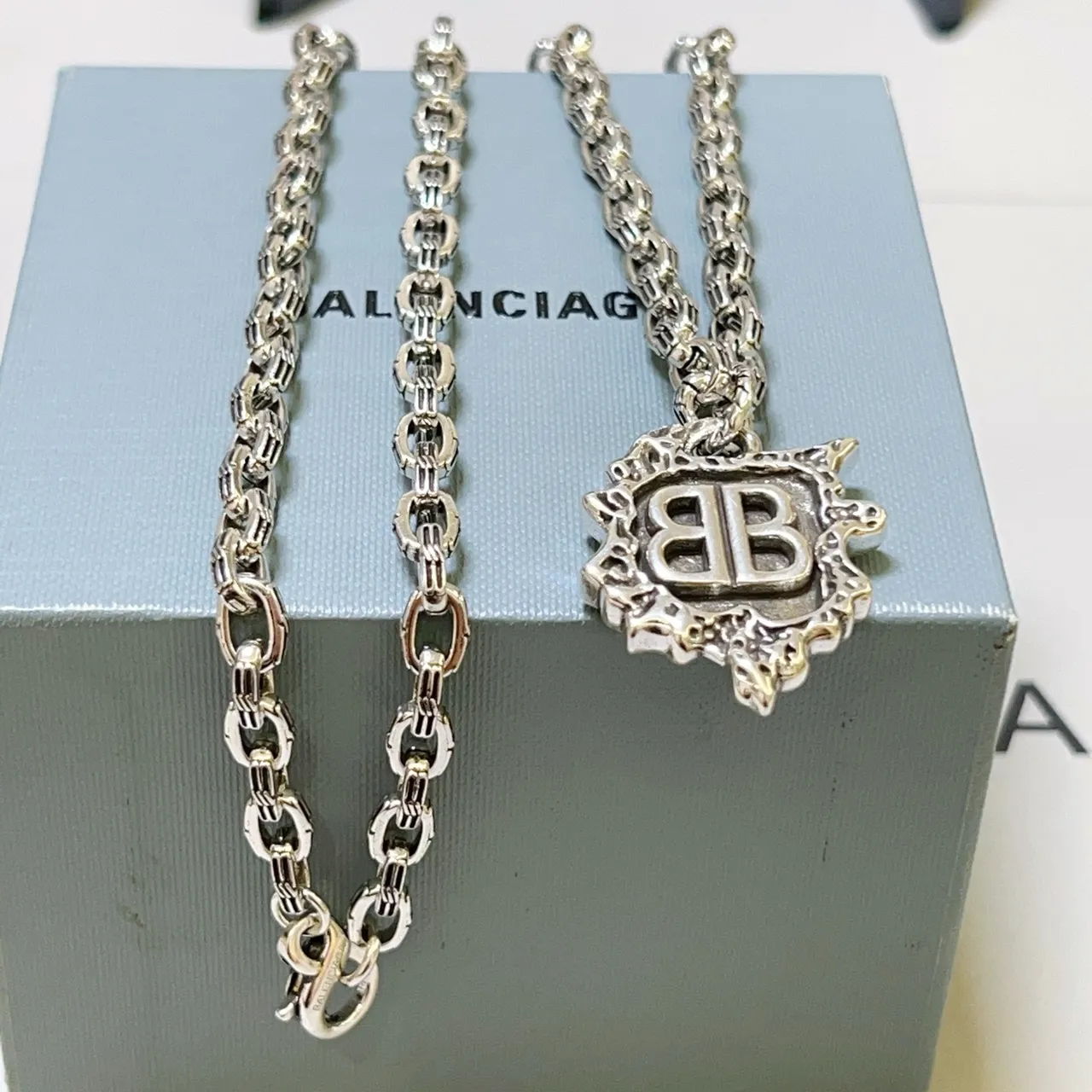 Balenciaga BB Colar com pingente de corrente de escudo prateado ornamentado 4