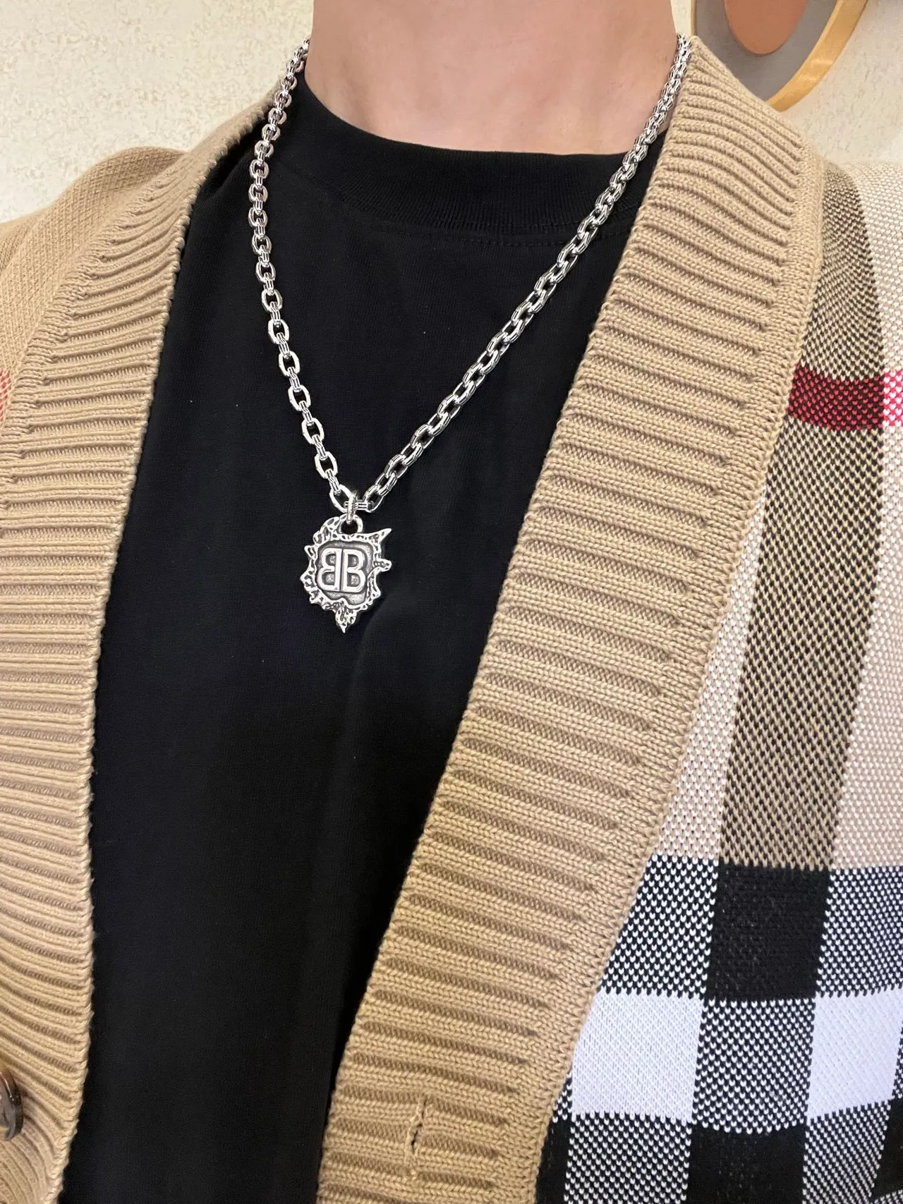 Balenciaga BB Colar com pingente de corrente de escudo prateado ornamentado 9