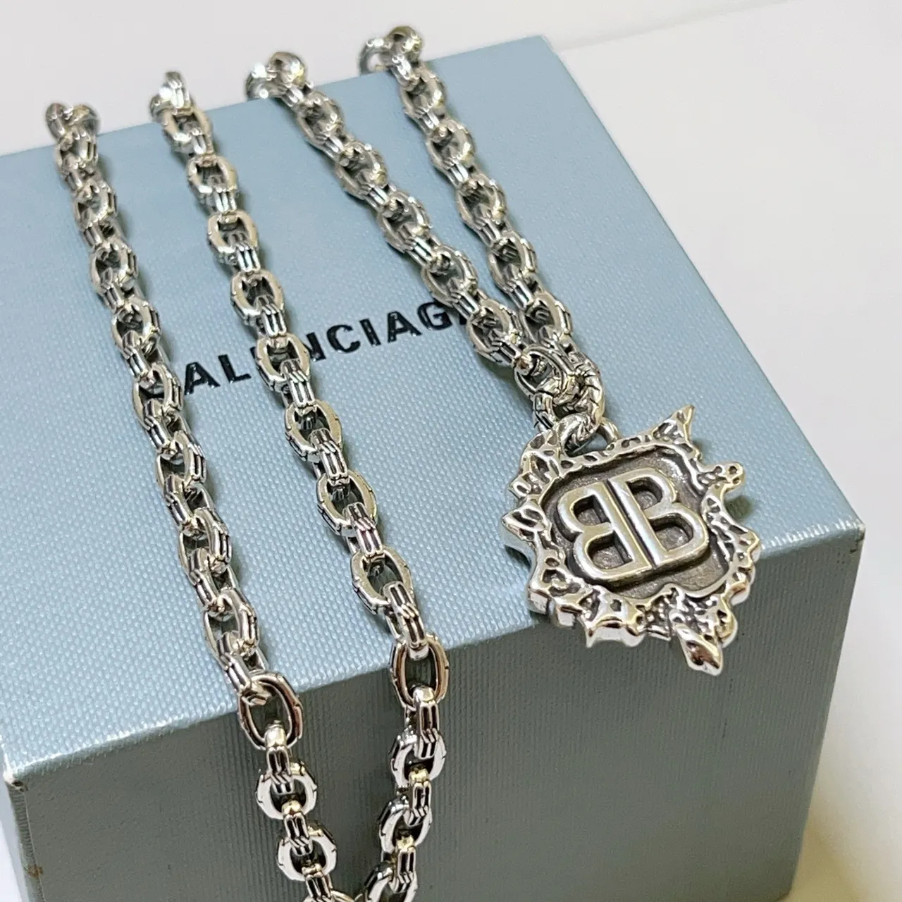 Balenciaga BB Colar com pingente de corrente de escudo prateado ornamentado 5