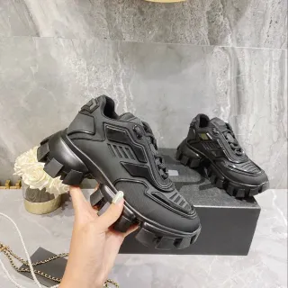 Balenciaga Defender أحادي اللون أسود حذاء رياضي سميك