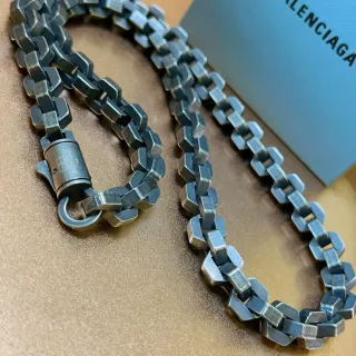 Balenciaga قلادة برابط هندسي من معدن مكسو