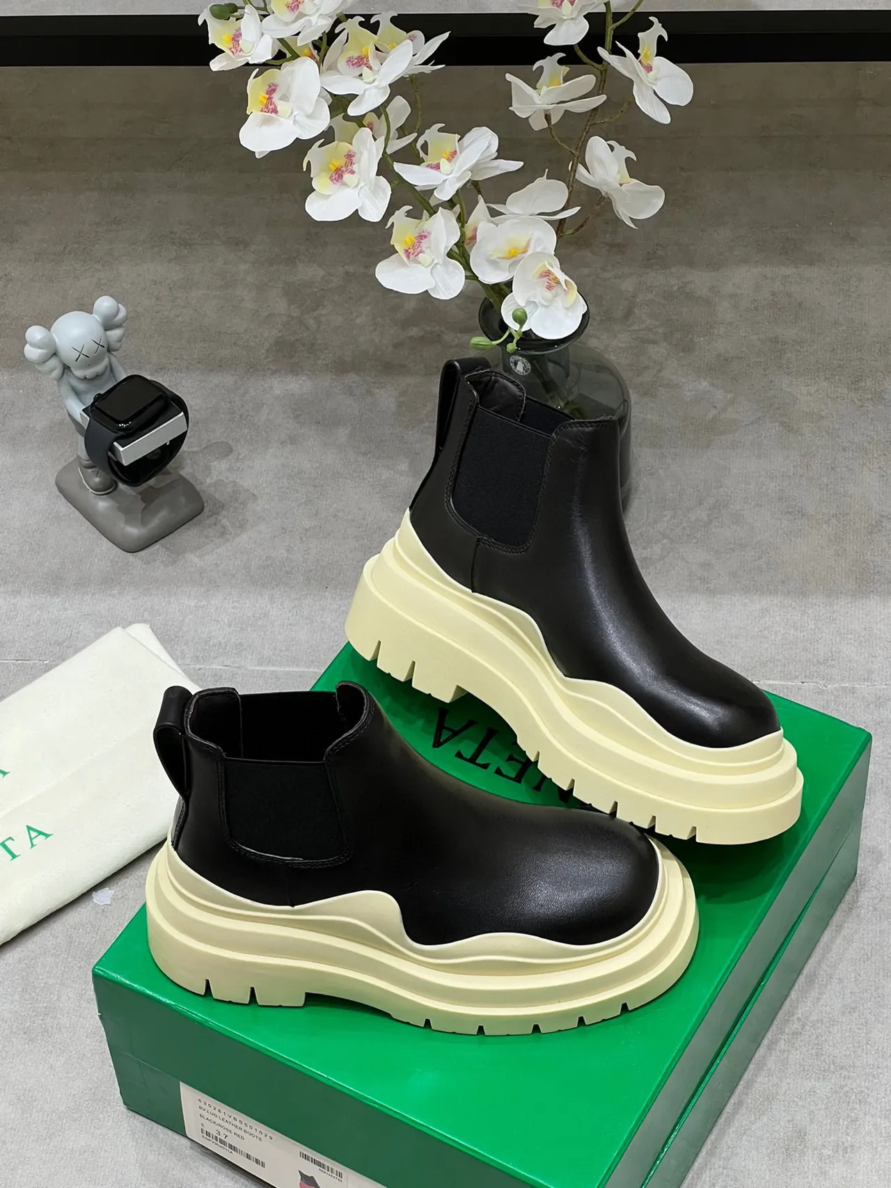 Balenciaga Le Cagole Black and Cream Chelsea Boots 7