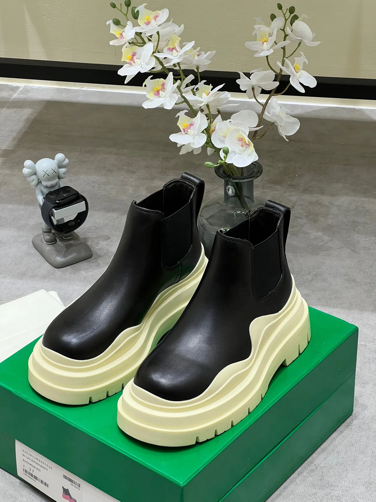 Balenciaga Le Cagole Black and Cream Chelsea Boots 9