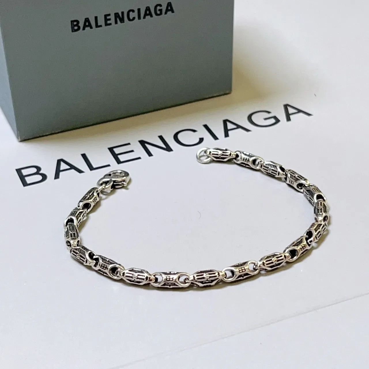 Balenciaga Pulseira de Corrente com Monograma em Dois Tons Prateada 2