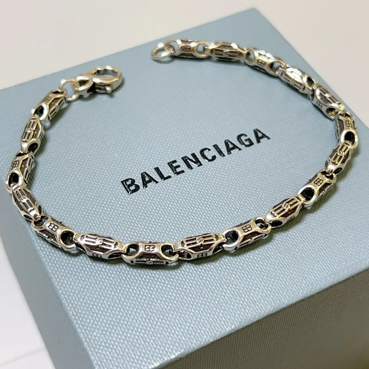Balenciaga Pulseira de Corrente com Monograma em Dois Tons Prateada 3