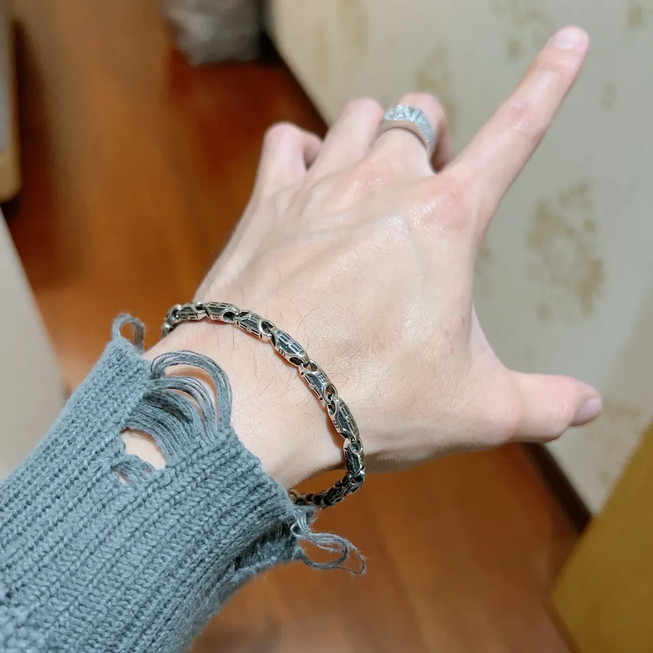 Balenciaga Pulseira de Corrente com Monograma em Dois Tons Prateada 4