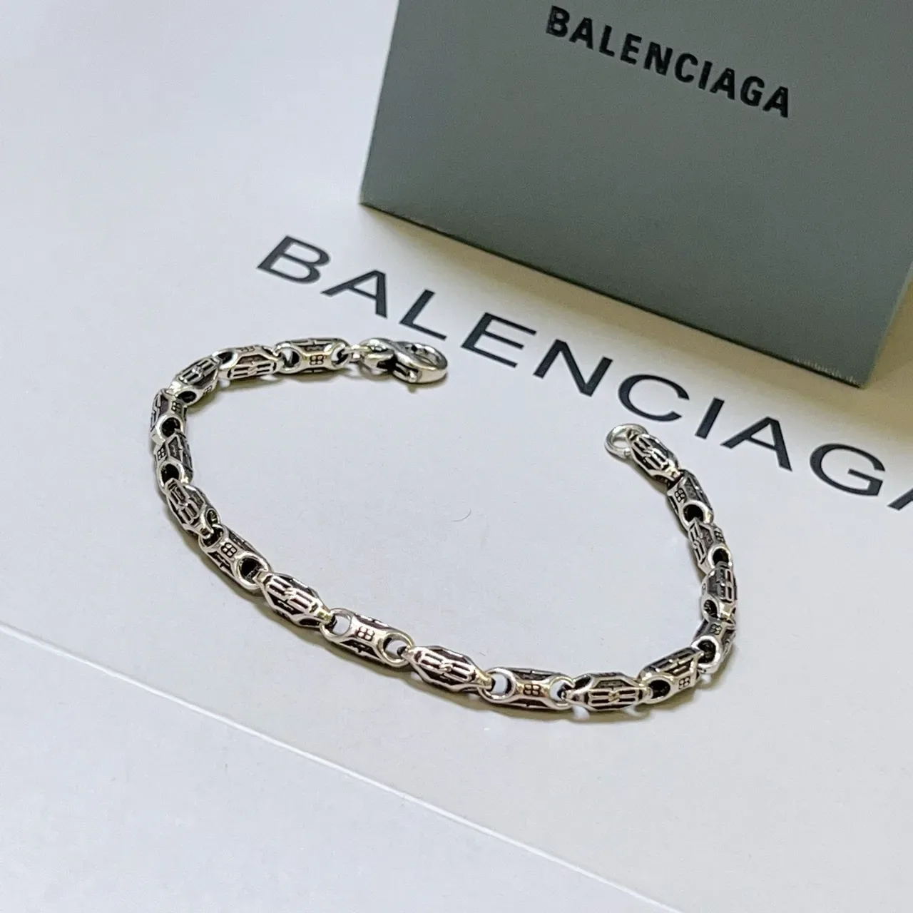 Balenciaga Pulseira de Corrente com Monograma em Dois Tons Prateada 5