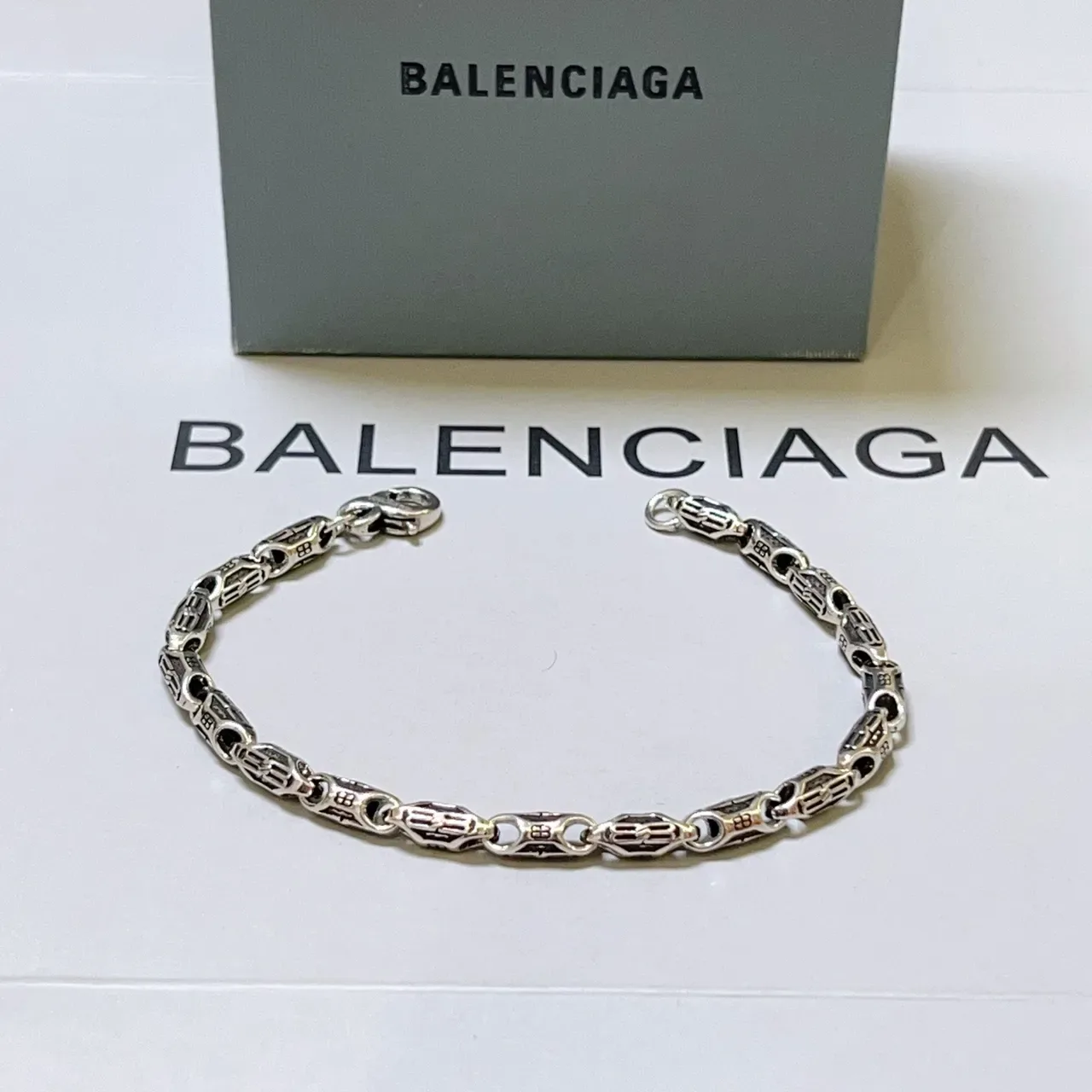 Balenciaga Pulseira de Corrente com Monograma em Dois Tons Prateada 6