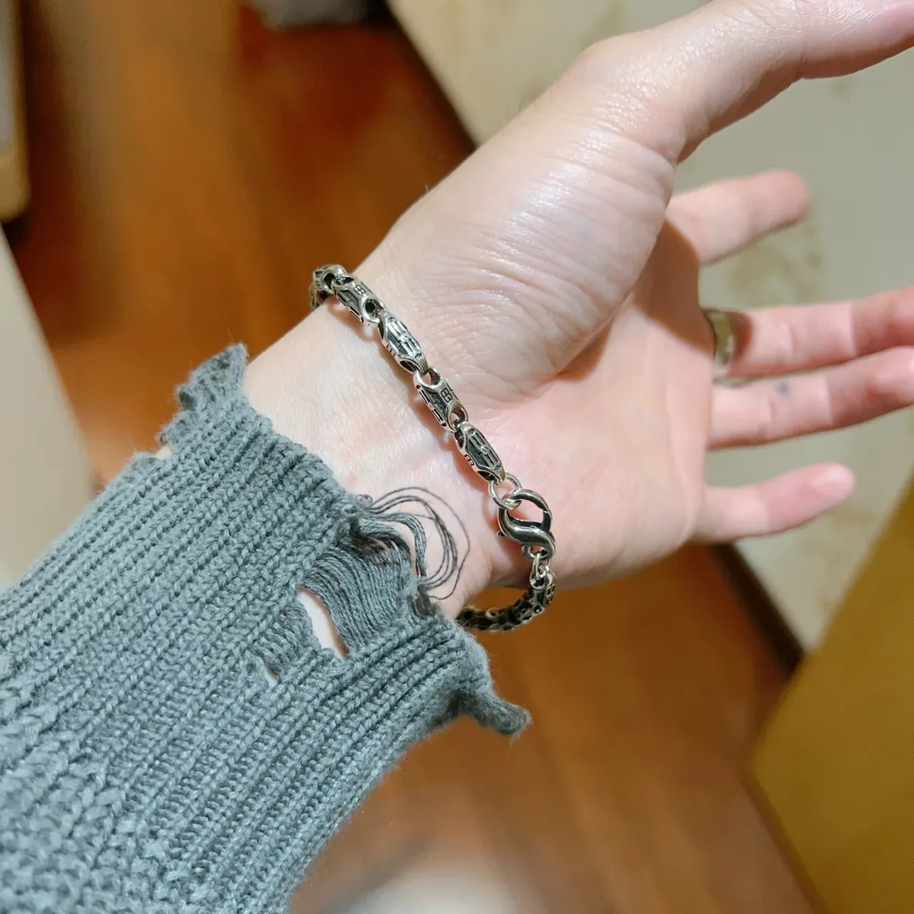 Balenciaga Pulseira de Corrente com Monograma em Dois Tons Prateada 7