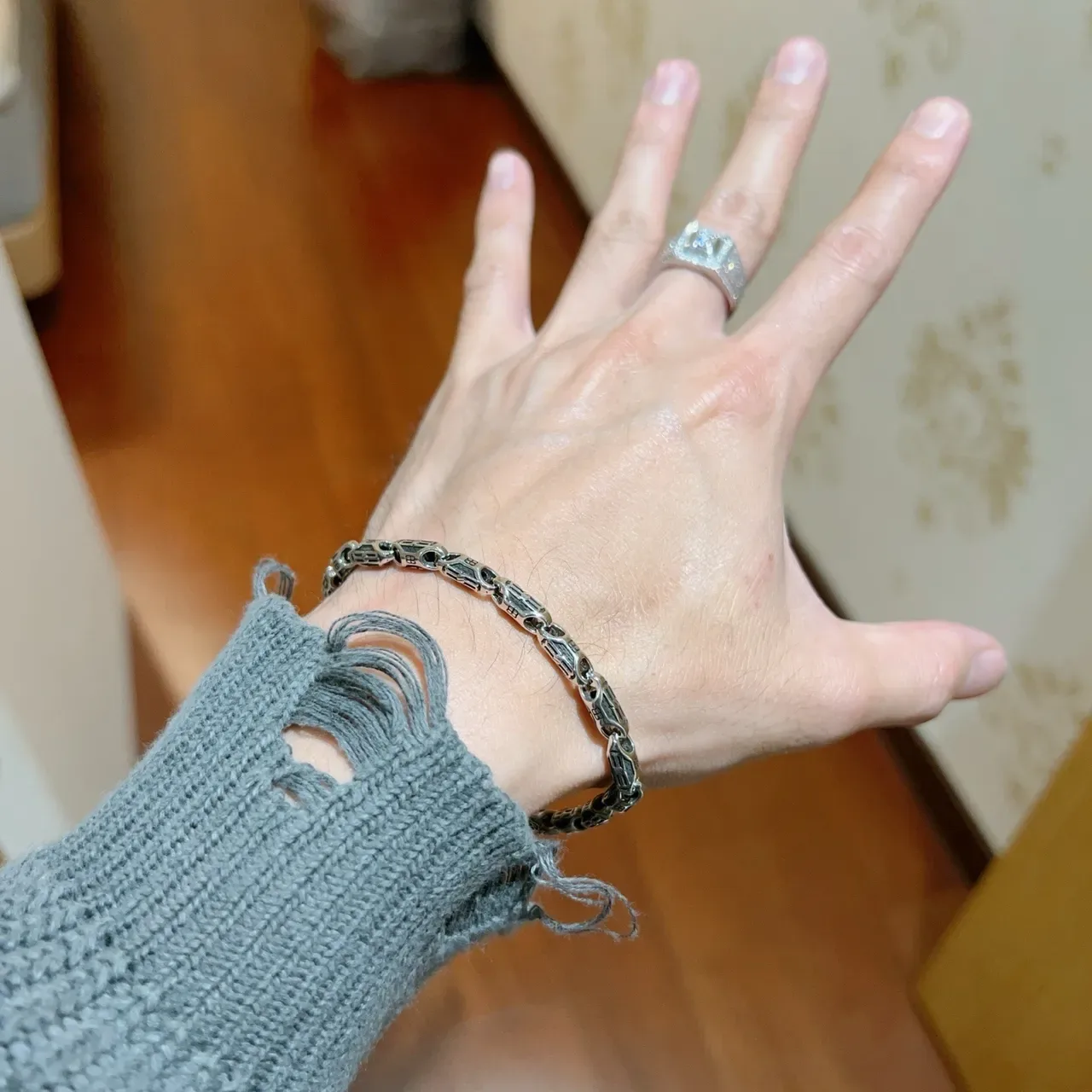 Balenciaga Pulseira de Corrente com Monograma em Dois Tons Prateada 8
