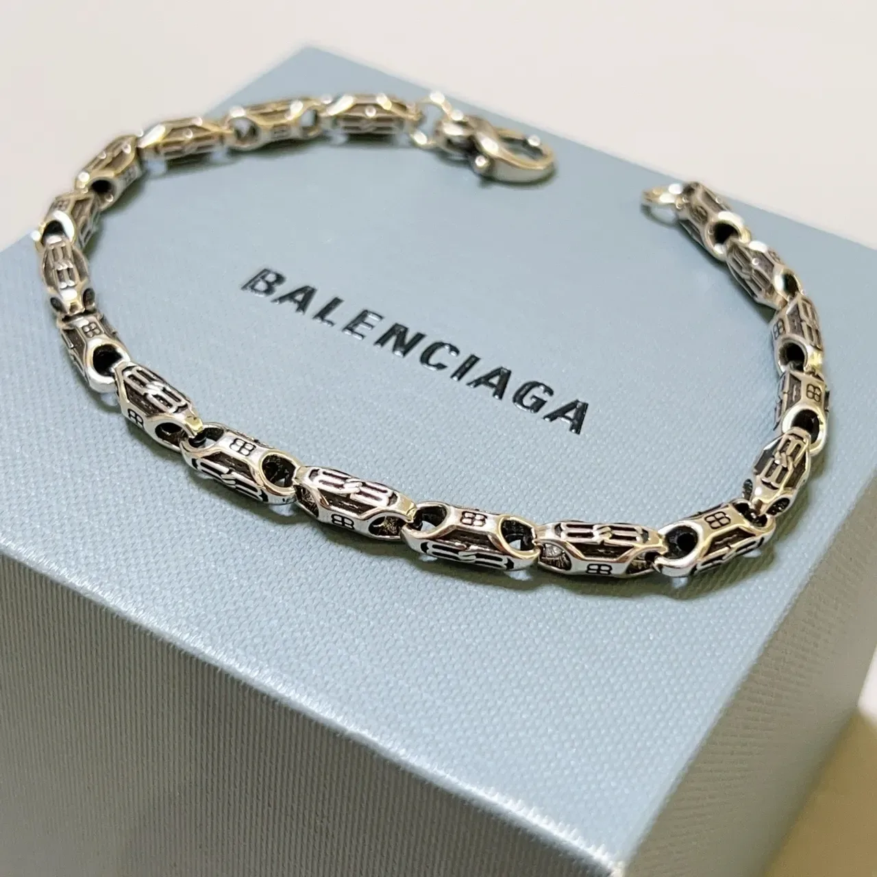 Balenciaga Pulseira de Corrente com Monograma em Dois Tons Prateada 9