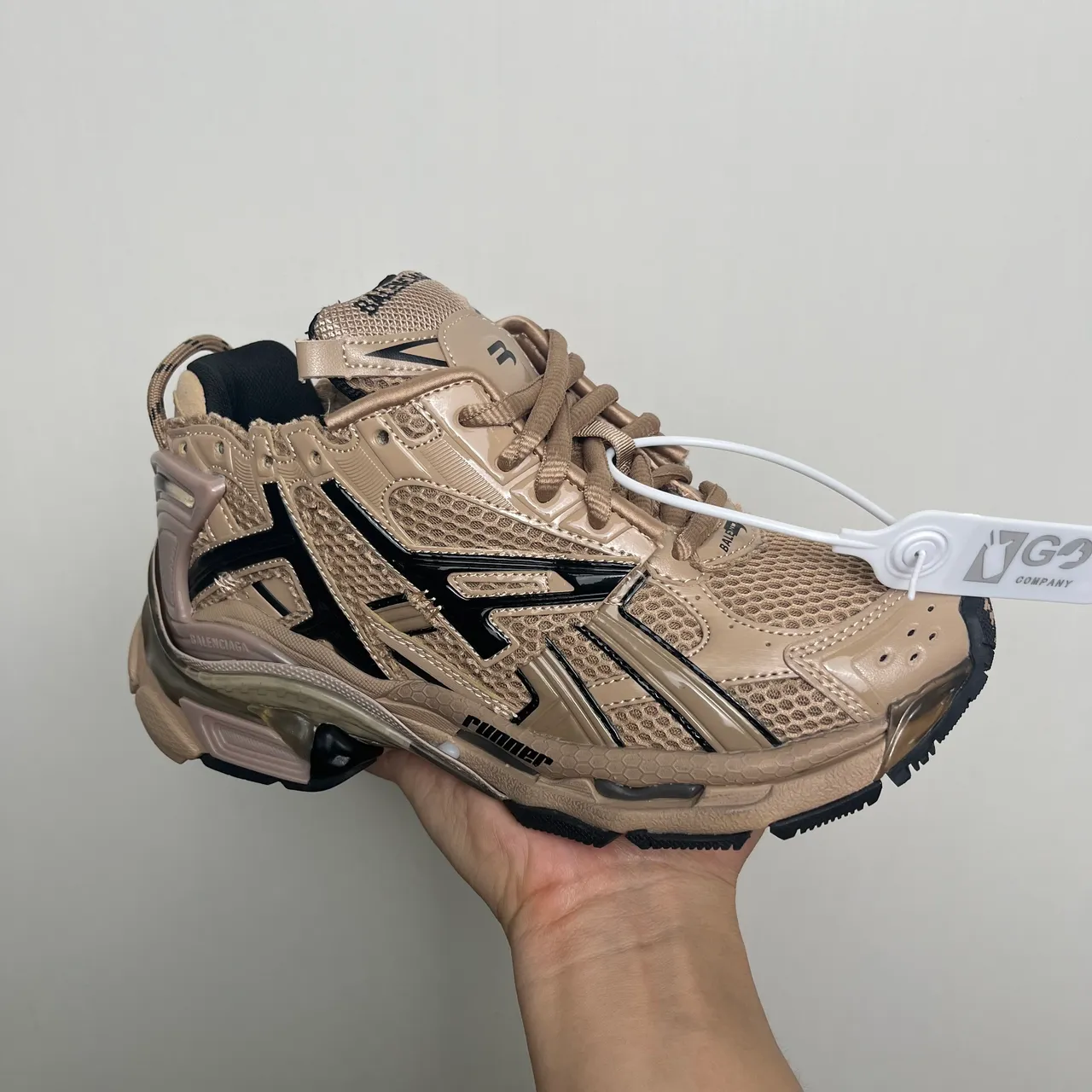 Balenciaga Runner Tênis chunky bege e preto 2
