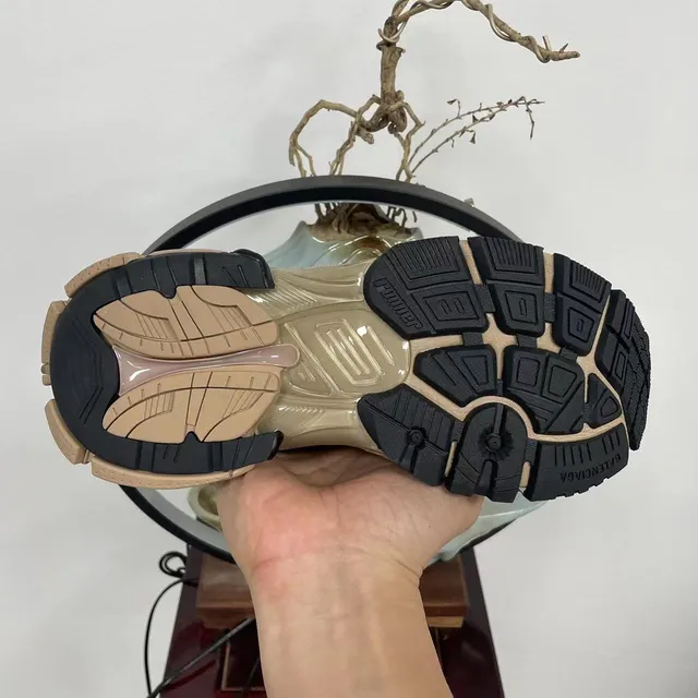 Balenciaga Runner Tênis chunky bege e preto 4