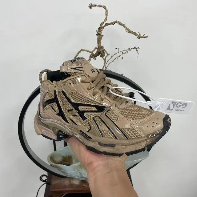 Balenciaga Runner Tênis chunky bege e preto 5