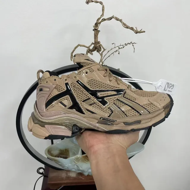 Balenciaga Runner Tênis chunky bege e preto 6