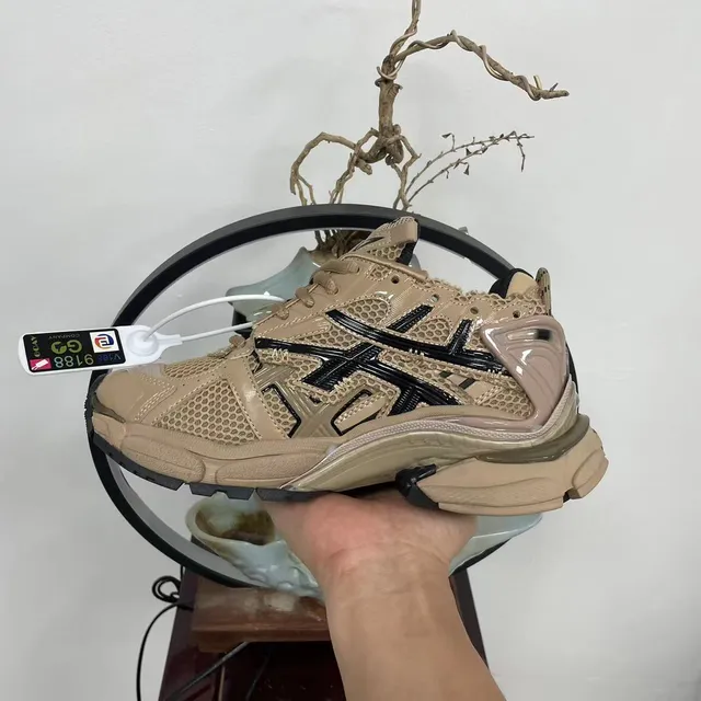 Balenciaga Runner Tênis chunky bege e preto 7