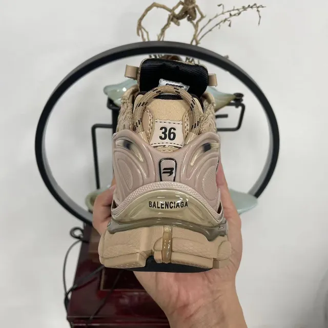 Balenciaga Runner Tênis chunky bege e preto 8