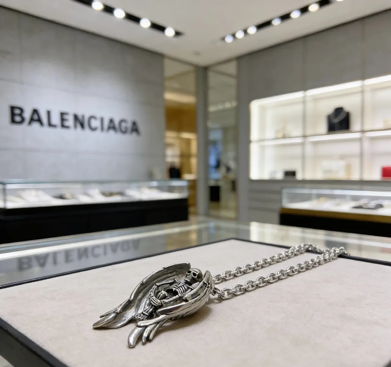 Balenciaga Collier Pendentif Ange Squelettique Argent 4